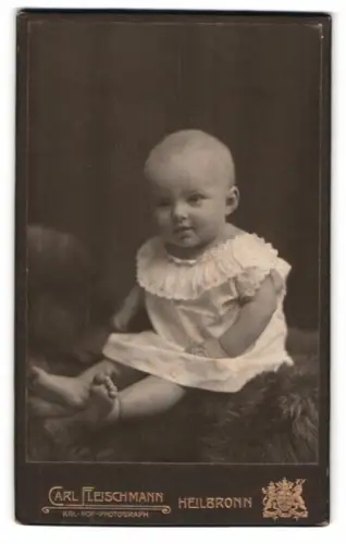 Fotografie Carl Fleischmann, Heilbronn, Kaiserstrasse 50, Kleinkind im weissen Kleid
