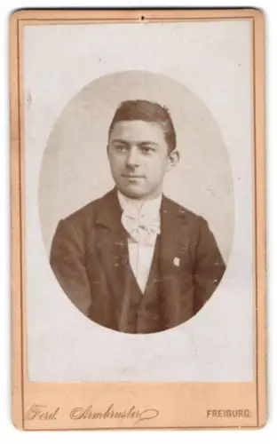 Fotografie Ferd. Armbruster, Freiburg, Kaiserstrasse 146, Porträt eines jungen Mannes