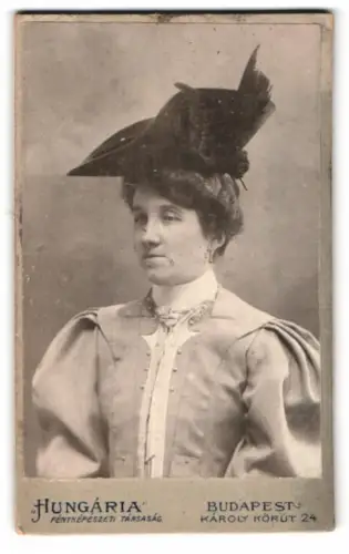 Fotografie Hungaria Fényképészeti társaság, Budapest, Károly körút 24, Porträt einer Dame mit Hut