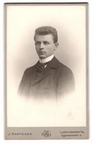 Fotografie J. Hartmann, Ludwigshafen, Oggersheimerstr. 4, Porträt eines jungen Mannes