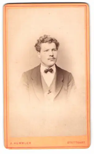 Fotografie A. Hummler, Stuttgart, Marienstrasse 12, Porträt eines Mannes mit Fliege