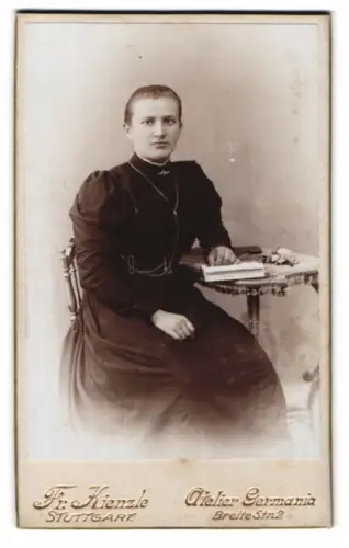 Fotografie Fr. Kienzle, Stuttgart, Breite Str. 2, Sitzende Dame mit Buch