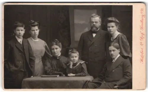 Fotografie C. Ruf, Freiburg, Kaiserstrasse 3, Familienporträt mit sieben Personen