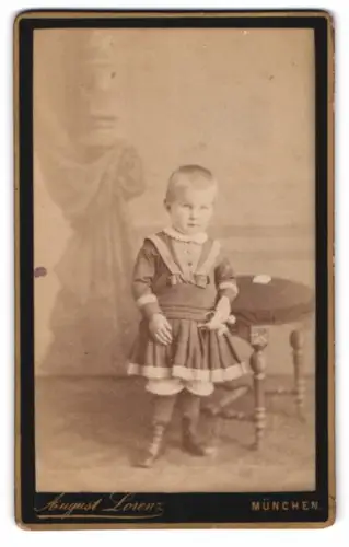 Fotografie August Lorenz, München, Dachauerstrasse 6, Kind in elegantem Kleid