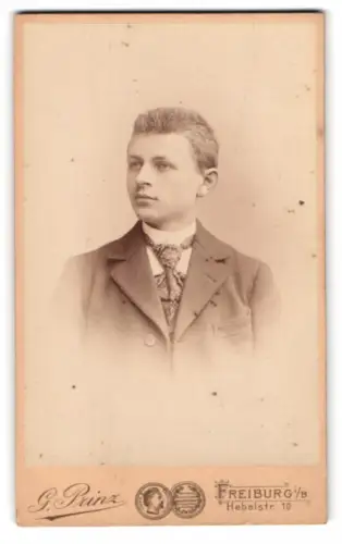 Fotografie G. Prinz, Freiburg i. B., Hebelstrasse 10, Porträt eines jungen Mannes