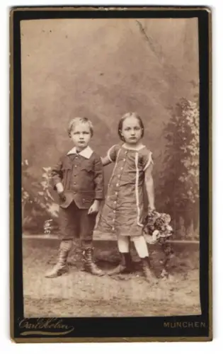Fotografie Carl Holzer, München, Schommer Str. 17A, Zwei Kinder mit Blumenstrauss
