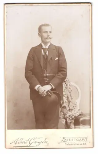 Fotografie Albert Gaugler, Stuttgart, Calwerstrasse 58, Eleganter Herr mit Melone