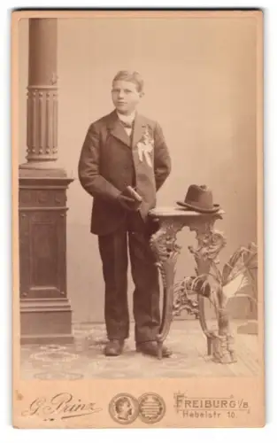 Fotografie G. Prinz, Freiburg, Hebelstr. 10, Junge mit Zylinder