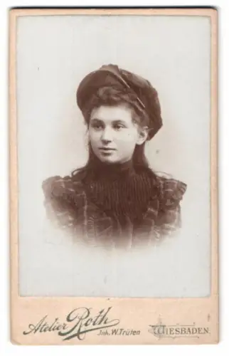 Fotografie Atelier Roth, Wiesbaden, Oranienstr. 21, Porträt einer Frau mit Hut