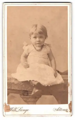 Fotografie Wilh. Lange, Altona, Kl. Bergstrasse, Porträt eines Kleinkindes