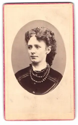 Fotografie F. Halm, Konstanz, Augustiner-Str. 590, Porträt einer Frau mit Perlenkette