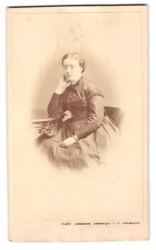 Fotografie Wilh. Lundberg, Stockholm, Stortorget Nr. 9, Porträt einer Dame in nachdenklicher Pose