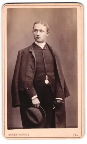 Fotografie Ernst Hering, Berlin, Oranienstrasse 155, Eleganter junger Mann mit Mantel