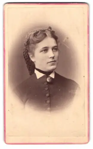 Fotografie F. Halm, Constanz, Augustiner-Str. 590, Porträt einer Dame