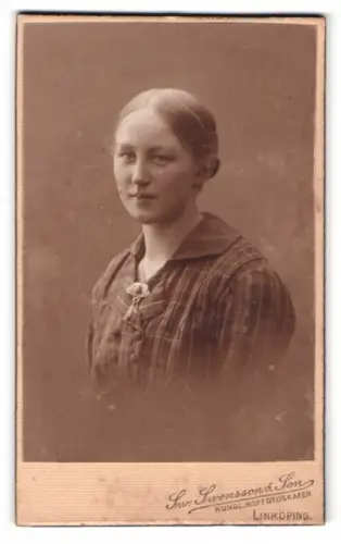 Fotografie Sw. Svensson & Son, Linköping, Storgatan 34, Porträt einer jungen Frau
