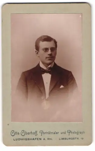 Fotografie Otto Oberhoff, Ludwigshafen, Limburgstr. 19, Porträt eines eleganten Herrn