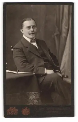 Fotografie Rob. Trefzger, Lörrach, Eleganter Herr im Anzug