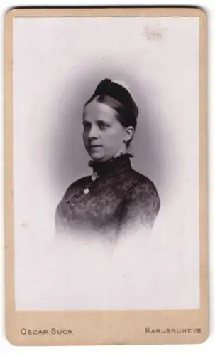 Fotografie Oscar Suck, Karlsruhe, Kaiserstrasse 223, Porträt einer Dame in elegantem Kleid