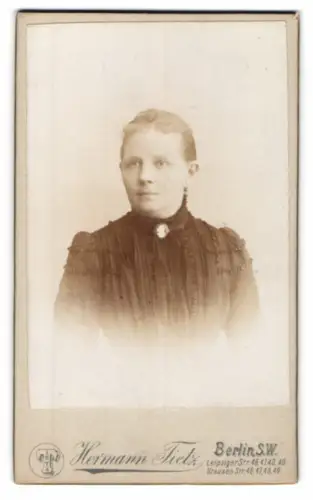 Fotografie Hermann Tietz, Berlin, Leipziger Str. 46, Porträt einer Dame
