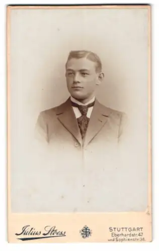 Fotografie Julius Stoess, Stuttgart, Eberhardstr. 47, Porträt eines eleganten jungen Mannes