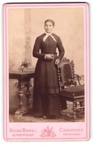 Fotografie Heinr. Boppel, Cannstatt, Karlstrasse, Frau in traditioneller Kleidung
