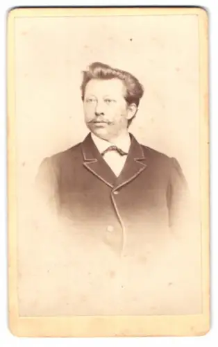 Fotografie Otto Bielfeldt, Stuttgart, Friedrichstrasse 31, Porträt eines Herrn