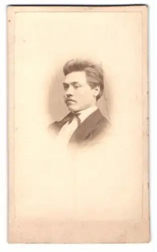 Fotografie Carl Selen, Stockholm, Regeringsgatan 6, Porträt eines jungen Mannes