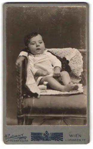 Fotografie Pokorny, Wien, Graben 17, Kind auf Stuhl sitzend