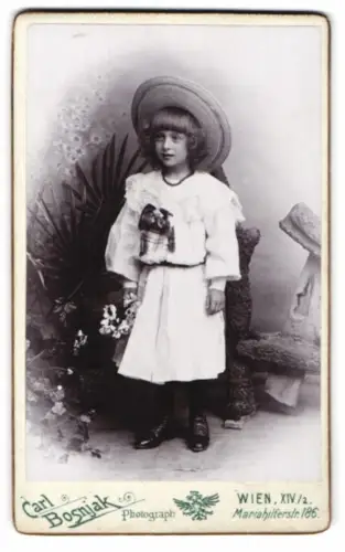 Fotografie Carl Bosnjak, Wien, Mariahilferstrasse 186, Mädchen mit Strohhut und Blumen