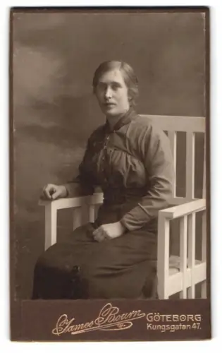 Fotografie James Bourn, Göteborg, Kungsgatan 47, Porträt einer sitzenden Frau