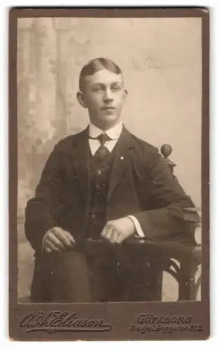 Fotografie O. A. Eliason, Göteborg, Tredje Långgatan 5, Porträt eines jungen Mannes