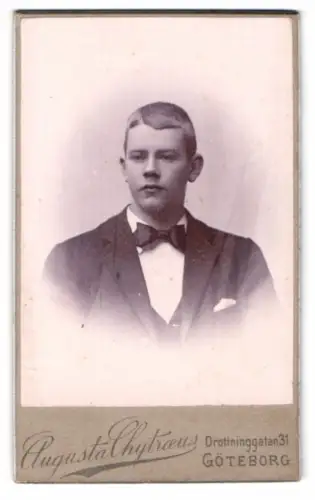 Fotografie Augusta Chytraeus, Göteborg, Drottninggatan 31, Porträt eines jungen Mannes