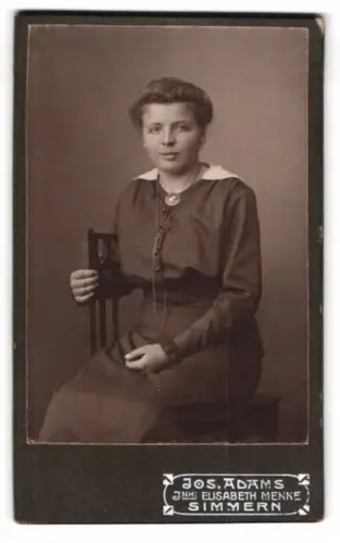 Fotografie Jos. Adams, Simmern, Frau in elegantem Kleid