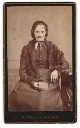 Fotografie F. Tellgmann, Eschwege, Promenade 10, Ältere Dame mit Buch