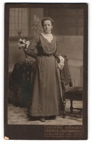 Fotografie Joseph Werner, München, Isartorplatz 2, Frau mit Stuhl