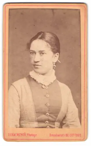 Fotografie Herm. Meyer, Cottbus, Dresdnerstr. 68, Porträt einer jungen Frau