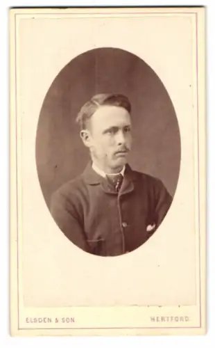 Fotografie Elsden & Son, Hertford, Porträt eines jungen Mannes
