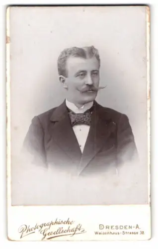 Fotografie Photographische Gesellschaft, Dresden, Waisenhaus-Strasse 38, Porträt eines eleganten Herrn