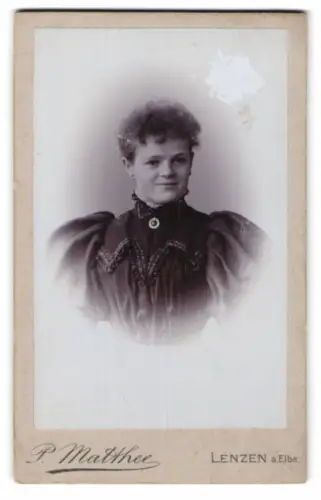 Fotografie P. Matthee, Lenzen a. Elbe, Porträt einer Frau