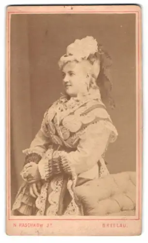Fotografie N. Raschkow Jr., Breslau, Schweidnitzer Stadtgraben 9, Schauspielerin Agnes Lang-Ratthey im edlen Kleid