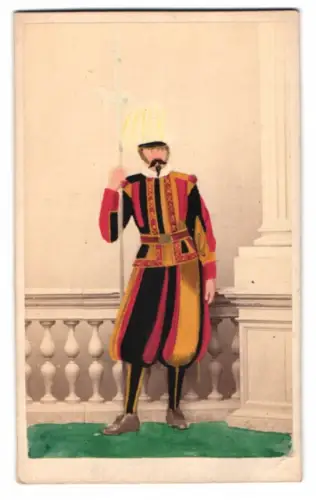 Fotografie unbekannter Fotograf, Ansicht Vatikanstadt, päpstlich Schweizer Garde in Uniform, Handkoloriert