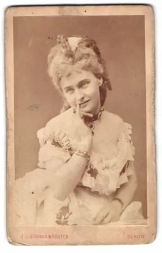 Fotografie J.C. Schaarwächter, Berlin, Friedrich-Str. 190, Opernsängerin Helene Meinhardt in verzückter Pose