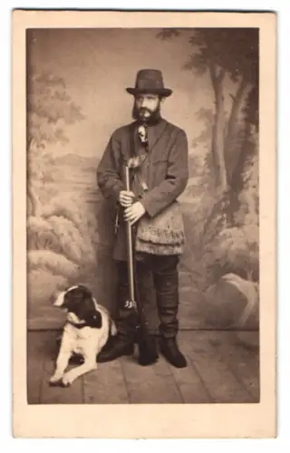 Fotografie H. Jänicke & Co., Berlin, Wilhelmstrasse 32, Jäger mit seinem Jagdhund und Flinte