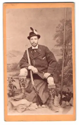Fotografie Theodor Kratzer, Hallein, Mann in traditioneller Jagdkleidung mit Gewehr, Jäger mit Flinte