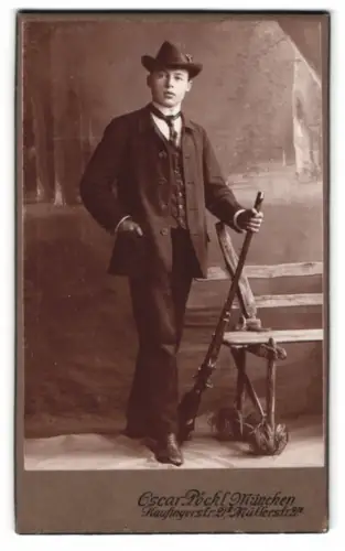 Fotografie Oscar Pöckl, München, Kaufingerstrasse 21, Jäger mit Gewehr / Büchse vor einer Studiokulisse