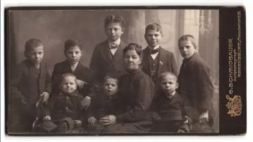 Fotografie C. Schmidbauer, Regensburg, Kapuzinergasse, Mutter mit ihren 8 Kindern, Mutterglück