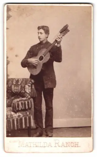 Fotografie Mathilda Ranch, Warberg, junger Mann spielt eine Gitarre mit zusätzlichen 5 Bass Saiten