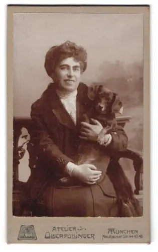 Fotografie Atelier Oberpollinger, München, Neuhauser Str. 44-46, Frau mit ihrem Dackel im Arm wie ein Kind