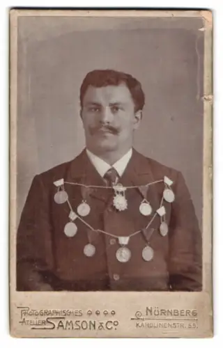 Fotografie Samson & Co., Nürnberg, Karolinenstr. 55, Sportler mit Siegerkette um den Hals