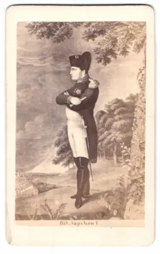 Fotografie Napoleon I. Bonaparte in Uniform schaut auf das Schlachtfeld